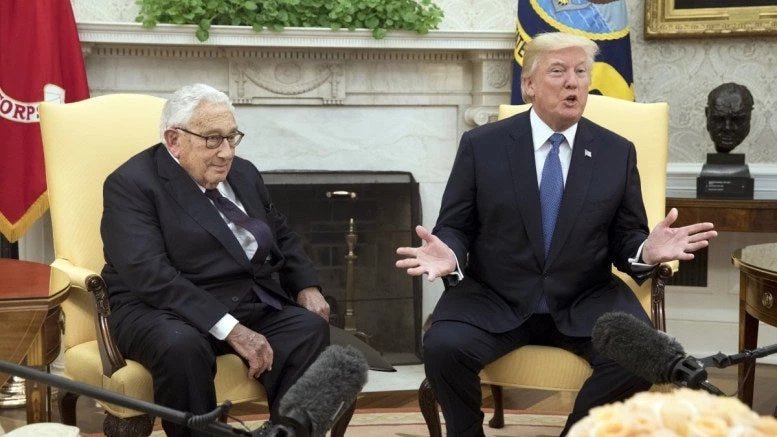 Έδειξε ο Ντόναλντ Τράμπ την πόρτα εξόδου από τον Λευκό Οίκο στον Χένρι Κίσινγκερ;